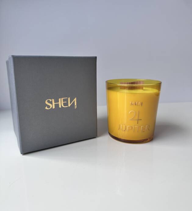 Shen Jüpiter Mum – Bollukla Buluş: Portakal, Sedir, Akgünlük Yağı ile %100 Doğal Soya Mumu 276 GR
