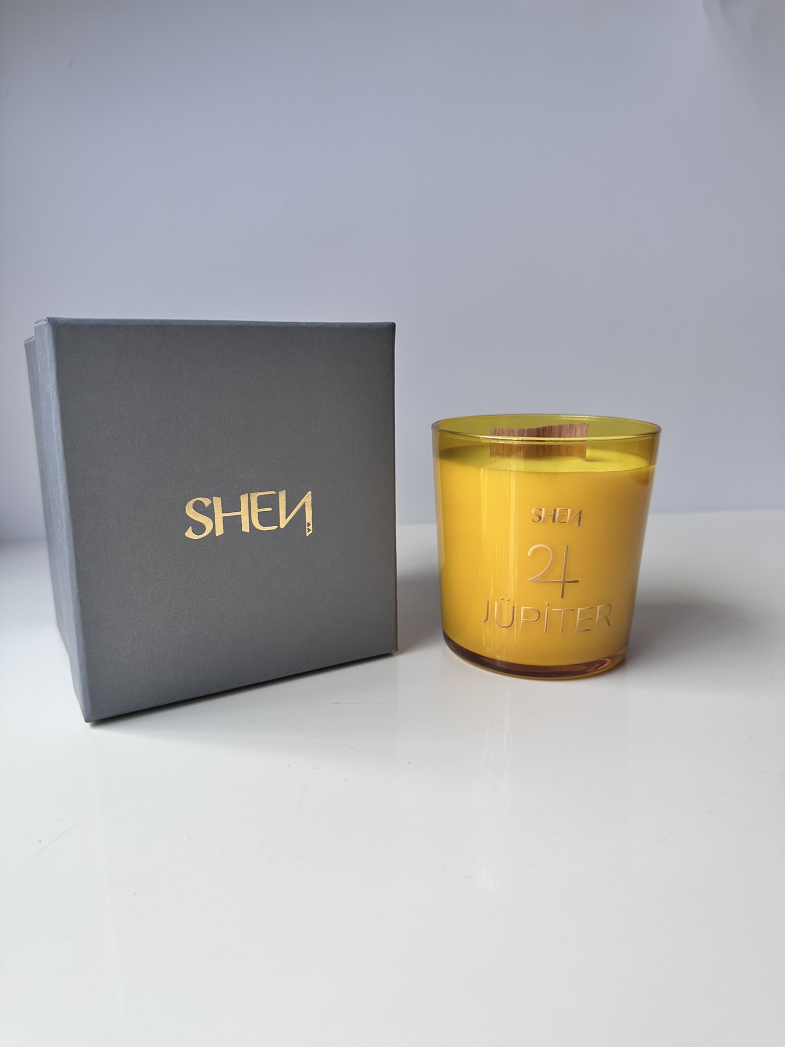 Shen Jüpiter Mum – Bollukla Buluş: Portakal, Sedir, Akgünlük Yağı ile %100 Doğal Soya Mumu 276 GR