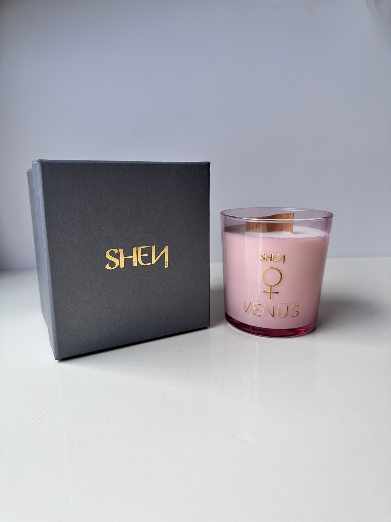 Shen Venüs Mum – Sevgin Senin Sanatın: Itır, Ylang Ylang, Palmarosa Yağı ile %100 Doğal Soya Mumu 276 GR