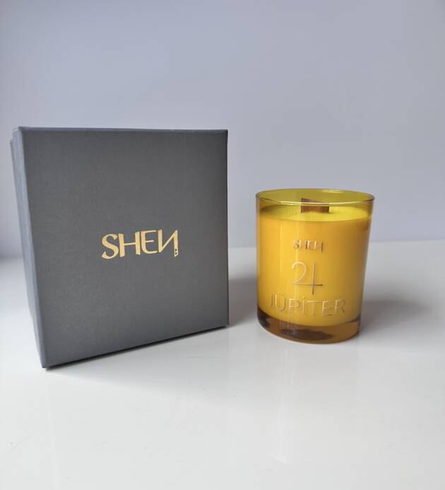 Shen Jüpiter Mum – Bollukla Buluş: Portakal, Sedir, Akgünlük Yağı ile %100 Doğal Soya Mumu 193 GR