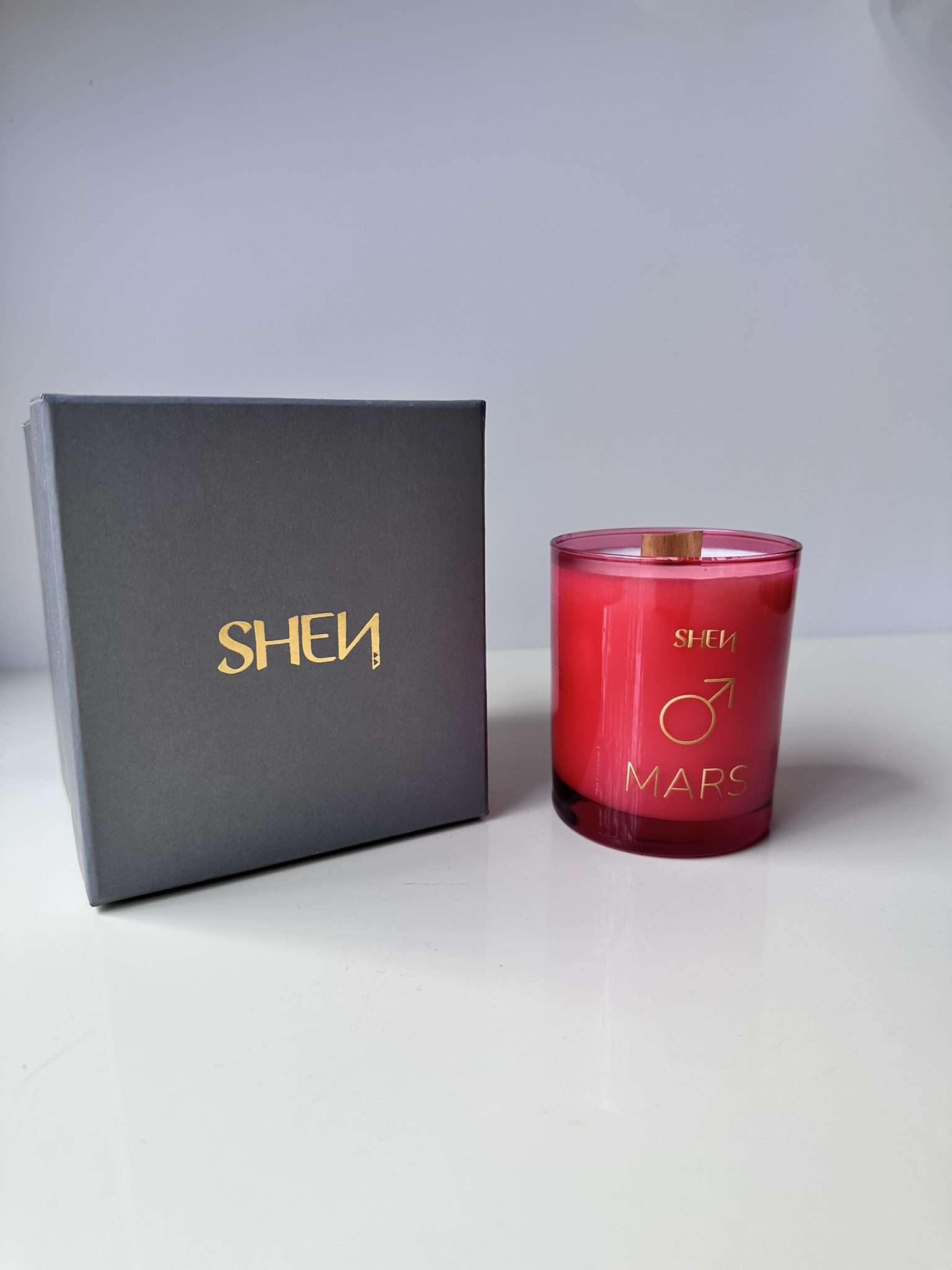 Shen Mars Mum – Cesaretle Adım At: Nane, Biberiye, Tarçın Yağı ile %100 Doğal Soya Mumu 193 GR