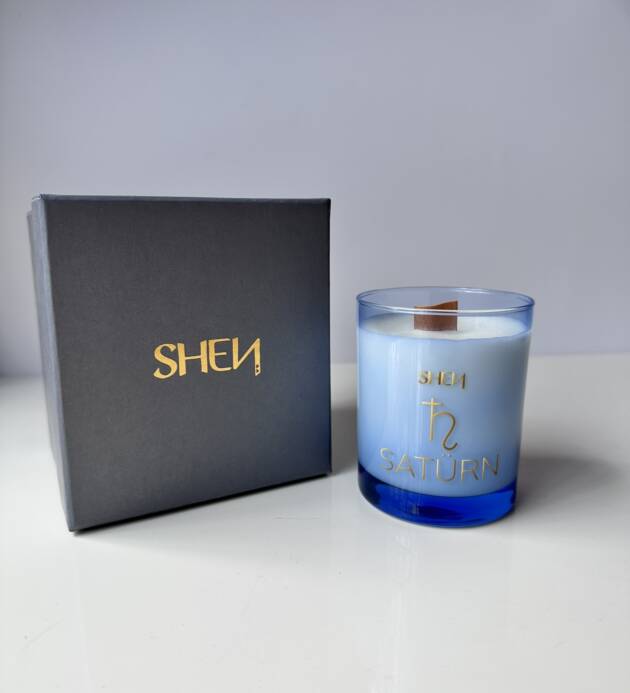 Shen Satürn Mum – Zamanla Güçlen: Sedir, Mür, Paçuli Yağı ile %100 Doğal Soya Mumu 193 GR