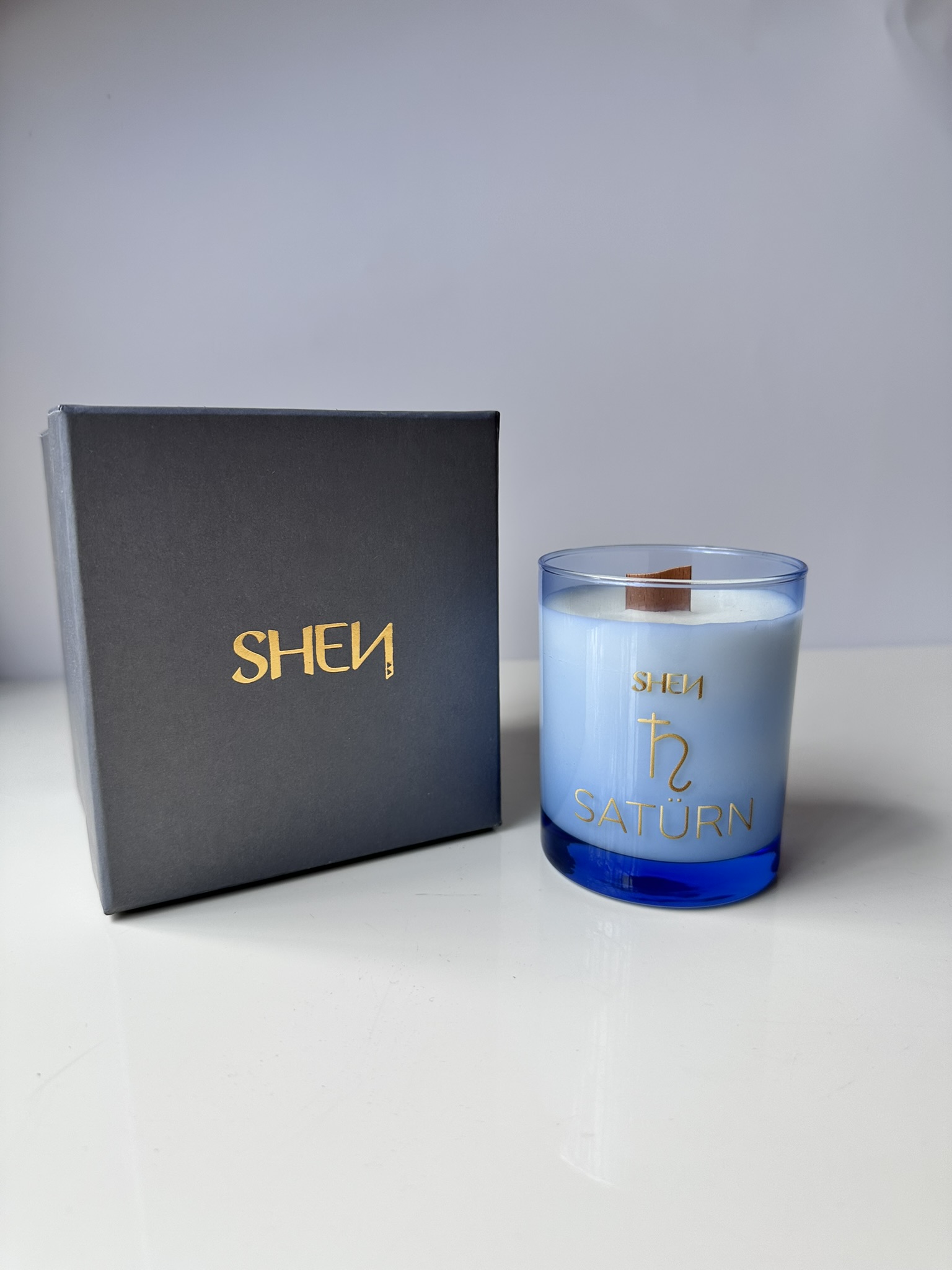 Shen Satürn Mum – Zamanla Güçlen: Sedir, Mür, Paçuli Yağı ile %100 Doğal Soya Mumu 193 GR