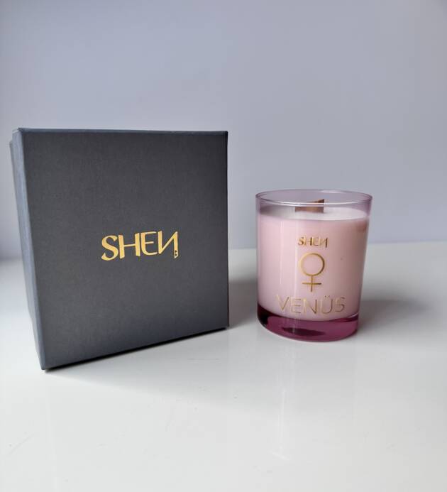 Shen Venüs Mum – Sevgin Senin Sanatın: Itır, Ylang Ylang, Palmarosa Yağı ile %100 Doğal Soya Mumu 193 GR