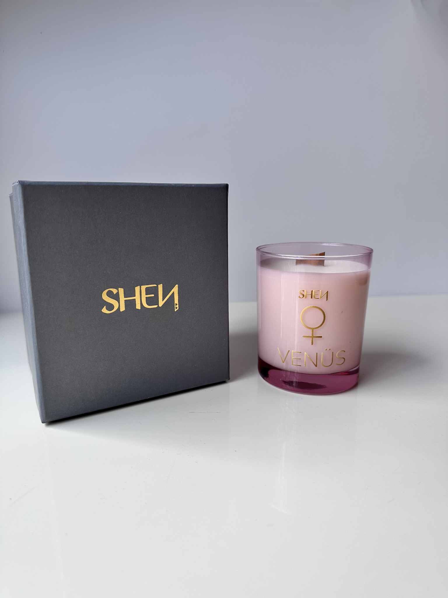 Shen Venüs Mum – Sevgin Senin Sanatın: Itır, Ylang Ylang, Palmarosa Yağı ile %100 Doğal Soya Mumu 193 GR