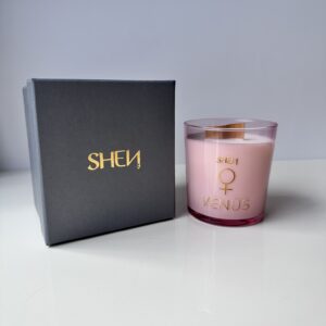 Shen Venüs Mum – Sevgin Senin Sanatın: Itır, Ylang Ylang, Palmarosa Yağı ile %100 Doğal Soya Mumu 276 GR