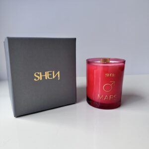 Shen Mars Mum – Cesaretle Adım At: Nane, Biberiye, Tarçın Yağı ile %100 Doğal Soya Mumu 193 GR