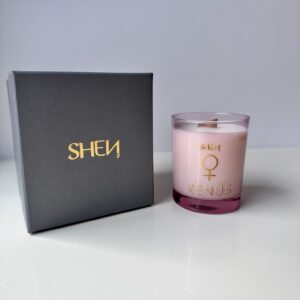 Shen Venüs Mum – Sevgin Senin Sanatın: Itır, Ylang Ylang, Palmarosa Yağı ile %100 Doğal Soya Mumu 193 GR
